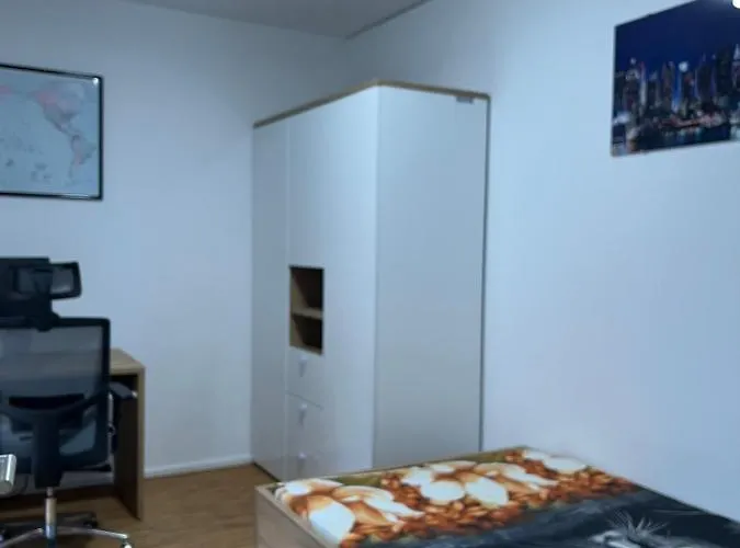 Appartamento Three Bedroom In Centre With A Grand Garden Francoforte sul Meno